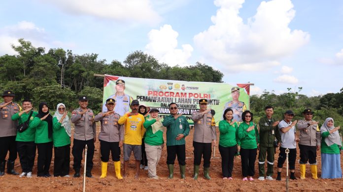 Polresta Tanjungpinang melaksanakan kegiatan yang mendukung program Ketahanan Pangan Nasional dengan menanam tanaman bergizi di kawasan Kelurahan Dompak, Kecamatan Bukit Bestari, Kota Tanjungpinang, Jumat (15/11/2024) pagi. F, Polresta Tanjungpinang