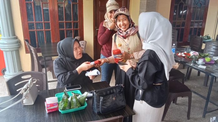 Tim Sahabat Rudi-Rafiq, yang terus bergerak door to door di sejumlah titik, mendapatkan sambutan hangat dari warga yang menginginkan perubahan di Kepulauan Riau. F, tim HMR