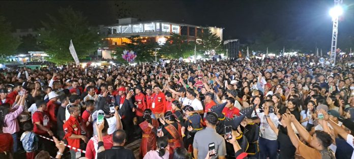 Calon Gubernur Kepulauan Riau (Kepri) nomor urut 2, H Muhammad Rudi (HMR), mendapat sambutan luar biasa dari masyarakat dalam acara Konser Rura Nauli yang digelar di Lapangan SP Plaza Batuaji, Sagulung, Batam, Sabtu (16/11/2024) malam. F, tim HMR