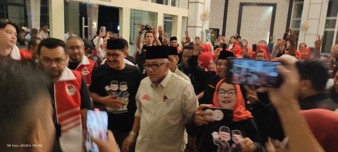Sambutan hangat ratusan warga yang memadati depan Hotel CK, Senin (18/11), untuk menyambut pasangan calon Wali Kota dan Wakil Wali Kota Tanjungpinang, Lis Darmansyah dan Raja Ariza (Lis-Raja), yang hadir dalam debat kedua Pilwako Tanjungpinang. F, tim Lis-Raja