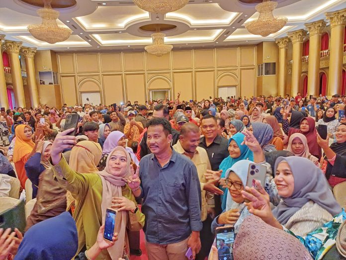 Pasangan calon (paslon) Gubernur dan Wakil Gubernur Kepulauan Riau (Kepri), nomor urut 2, H Muhammad Rudi (HMR), dan H Aunur Rafiq (Rudi- Rafiq), diprediksi akan menang. Survei pun masih unggul hingga 10 persen lebih f, Tim HMR