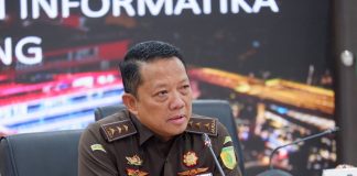 Kejaksaan Agung Periksa 5 Saksi dalam Kasus Dugaan Korupsi Importasi Gula di Kemendag Kejaksaan Agung melalui Tim Jaksa Penyidik pada Direktorat Penyidikan Jaksa Agung Muda Bidang Tindak Pidana Khusus (JAM PIDSUS) memeriksa lima saksi terkait dugaan tindak pidana korupsi dalam kegiatan importasi gula di Kementerian Perdagangan tahun 2015-2016 f, Kejagung