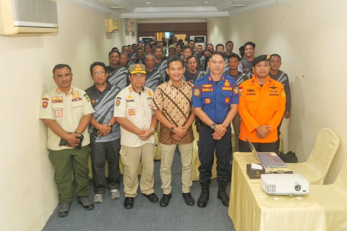 Satpol PP dan Penanggulangan Kebakaran Provinsi Kepulauan Riau (Kepri) terus meningkatkan kesiapsiagaan Satuan Perlindungan Masyarakat (Satlinmas) dalam menghadapi bencana lewat kegiatan koordinasi yang digelar di Holiday Karimun Hotel, beberapa waktu lalu yang diikuti oleh 50 anggota Satlinmas. F, Satpol PP Kepri