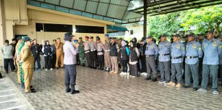 Pendistribusian Logistik Pilkada 2024 di Kelurahan Kamboja Berjalan Lancar Personel Polsek Tanjungpinang Barat mengamankan pendistribusian logistik oleh KPU Kota Tanjungpinang di Gudang PPS Kantor Kelurahan Kamboja, Kecamatan Tanjungpinang Barat, Selasa (26/11/2024) , f,Polsek Tpi Barat