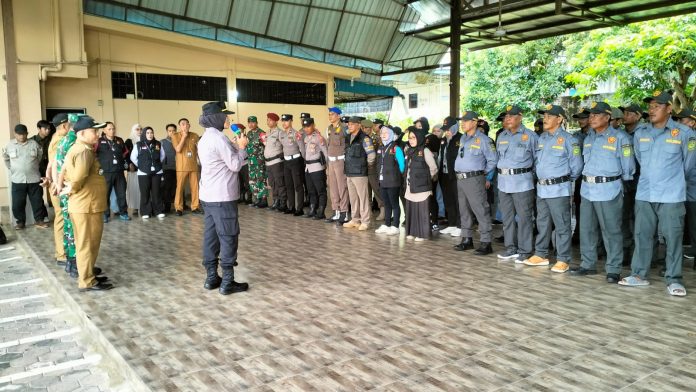 Personel Polsek Tanjungpinang Barat mengamankan pendistribusian logistik oleh KPU Kota Tanjungpinang di Gudang PPS Kantor Kelurahan Kamboja, Kecamatan Tanjungpinang Barat, Selasa (26/11/2024) , f,Polsek Tpi Barat