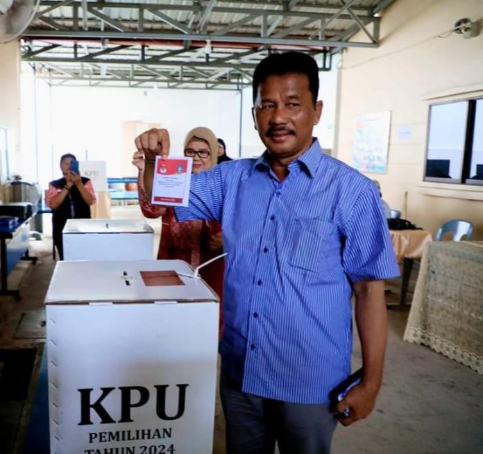 Wali Kota Batam, H Muhammad Rudi (HMR), bersama istri yang juga Wakil Gubernur Kepulauan Riau (Kepri), Hj Marlin Agustina, menggunakan hak pilihnya dalam Pemilihan Kepala Daerah 2024 di TPS 017, komplek Sekolah Independent Rosedale, Teluk Tering, Batam, Rabu (27/11/2024) f, kiriman untuk BI