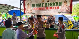 Polres Bintan Bagikan Nasi Bungkus di Masjid Al Hikmah Polres Bintan menggelar kegiatan Jumat Berkah dengan membagikan nasi bungkus kepada warga Kampung Pusang di Masjid Alhikmah Kecamatan Bintan Timur, Jumat (29/11/2024). F, Polres Bintan