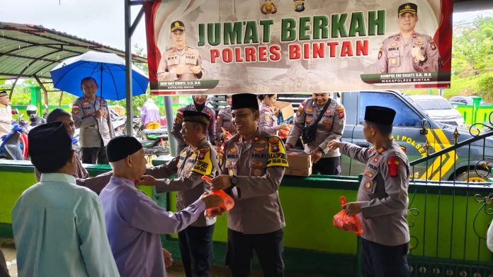 Polres Bintan menggelar kegiatan Jumat Berkah dengan membagikan nasi bungkus kepada warga Kampung Pusang di Masjid Alhikmah Kecamatan Bintan Timur, Jumat (29/11/2024). F, Polres Bintan