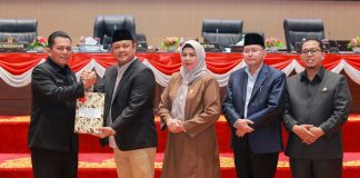 DPRD dan Pemprov Kepri Sahkan APBD 2025 Senilai Rp3,918 Triliun Dewan Perwakilan Rakyat Daerah (DPRD) Provinsi Kepulauan Riau bersama Pemerintah Provinsi Kepri resmi mengesahkan Anggaran Pendapatan dan Belanja Daerah (APBD) Kepri Tahun 2025. Total anggaran yang disepakati sebesar Rp3,918 triliun di Kantor DPRD Kepri, Pulau Dompak, Tanjungpinang, Jumat (29/11). F, Diskominfo Kepri