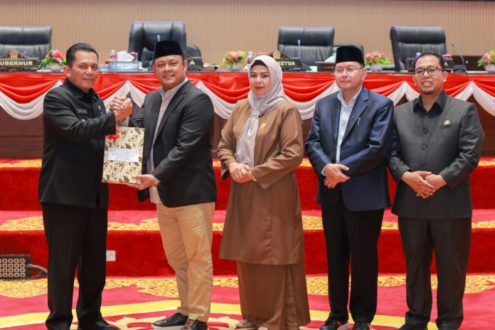 Dewan Perwakilan Rakyat Daerah (DPRD) Provinsi Kepulauan Riau bersama Pemerintah Provinsi Kepri resmi mengesahkan Anggaran Pendapatan dan Belanja Daerah (APBD) Kepri Tahun 2025. Total anggaran yang disepakati sebesar Rp3,918 triliun di Kantor DPRD Kepri, Pulau Dompak, Tanjungpinang, Jumat (29/11). F, Diskominfo Kepri