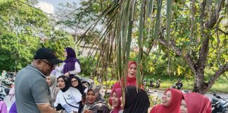 Lis Darmansyah Hadiri Acara Jalan Sehat dan Senam: Membangun Komunitas Sehat di Mahkota Alam Raya Lis Darmansyah saat menyalami warga perumahan Mahkota Alam Raya. Dalam rangka mempererat silaturahmi, warga Perumahan Mahkota Alam Raya dan sekitarnya menggelar acara jalan sehat dan senam bersama, Sabtu pagi, (2/11/2024). F, BI