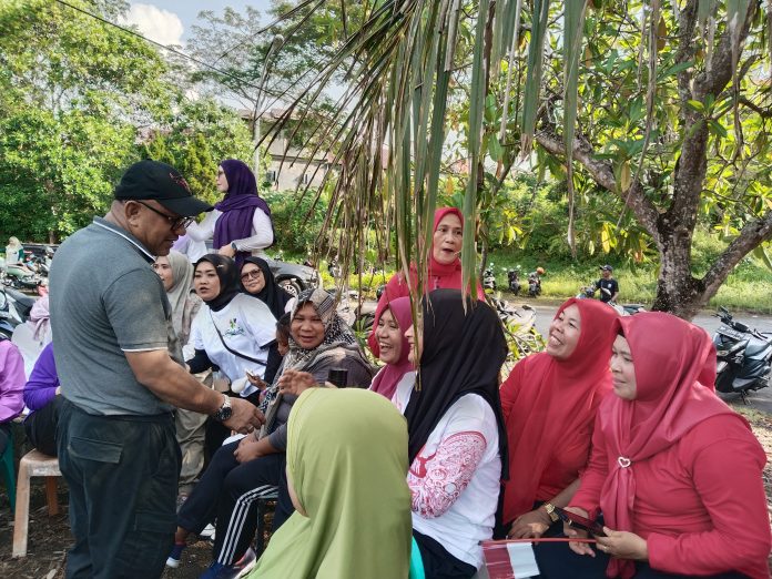 Lis Darmansyah saat menyalami warga perumahan Mahkota Alam Raya. Dalam rangka mempererat silaturahmi, warga Perumahan Mahkota Alam Raya dan sekitarnya menggelar acara jalan sehat dan senam bersama, Sabtu pagi, (2/11/2024). F, BI