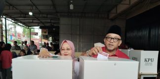 Lis Darmansyah Awali Hari Pencoblosan dengan Zikir dan Doa Bersama Keluarga Calon Wali Kota Tanjungpinang, Lis Darmansyah, bersama istrinya, Yuniarni Pustoko Weni memberikan hak suaranya di TPS 020, Jalan Hang Lekir, Kelurahan Batu IX, Kecamatan Tanjungpinang Timur, Rabu (27/11/2024). F, BI
