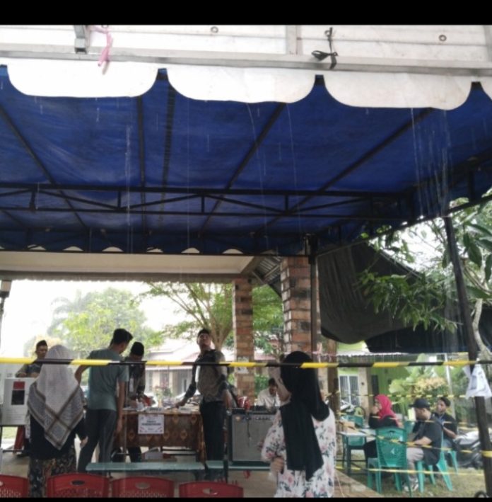 Warga berlindung di tenda saat turun hujan. Warga diminta persiapkan diri untuk menghindari penyakit di musim hujan. F, BI