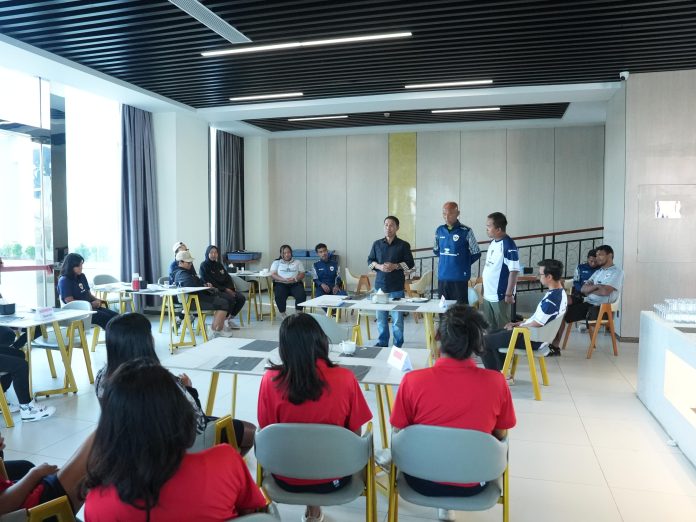 Dua anggota Komite Eksekutif (Exco) PSSI, Muhammad dan Sekjen Yunus Nusi, melakukan kunjungan ke hotel Timnas Putri Indonesia yang tengah berada di Vientiane, Laos, Jumat (29/11). F,pssi