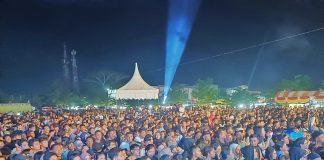 Kaka Rudi & Rafiq: Pilihan Lebih Baik untuk Kepri, Kata Masyarakat Flobamora Ribuan masyarakat Kota Batam asal Indonesia Timur dengan penuh antusias menyambut kedatangan calon Gubernur Kepulauan Riau (Kepri) H. Muhammad Rudi (HMR) pada acara Silaturahmi Akbar Flobamora Batam, di Lapangan SP Plaza, Sagulung, Batam Selasa (19/11/2024) malam f,tim HMR