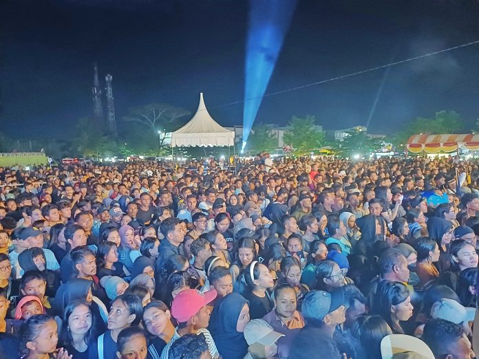 Ribuan masyarakat Kota Batam asal Indonesia Timur dengan penuh antusias menyambut kedatangan calon Gubernur Kepulauan Riau (Kepri) H. Muhammad Rudi (HMR) pada acara Silaturahmi Akbar Flobamora Batam, di Lapangan SP Plaza, Sagulung, Batam Selasa (19/11/2024) malam f,tim HMR