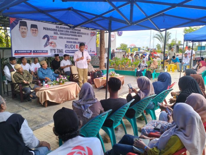 Ratusan pedagang kaki lima (PK-5) dan pelaku UMKM yang berlokasi di kawasan Gurindam 12, Tanjungpinang, dengan tegas menyatakan komitmen mereka untuk mendukung pasangan ini dalam Pilkada 2024. f,tim HMR