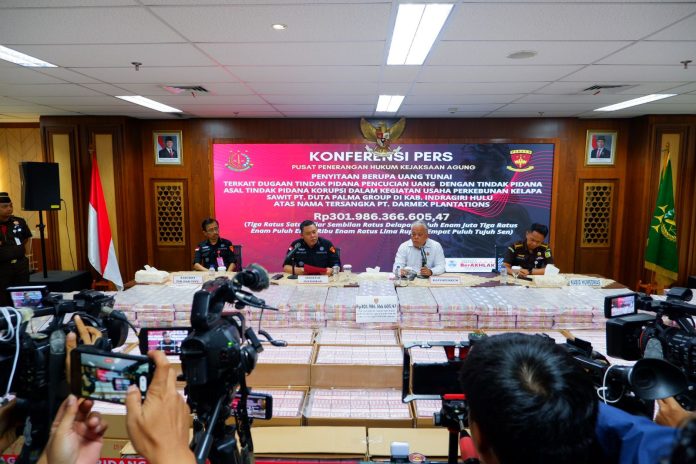Tim Penyidik dari Direktorat Penyidikan Jaksa Agung Muda Bidang Tindak Pidana Khusus (JAM PIDSUS) Kejaksaan Agung telah menyita uang senilai Rp301 miliar, Selasa, (12/11/2024). f,Kejagung
