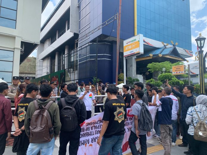 Puluhan mahasiswa dari berbagai organisasi, yakni Gerakan Aksi Mahasiswa (GAM) Kepulauan Riau, Himpunan Mahasiswa Melayu Raya (Himaraya), dan Jaringan Pengawas Kebijakan Pemerintah (JPKP) Kepri, menggelar aksi unjuk rasa di depan kantor Bank Riau Kepri (BRK) Syariah di Jalan Teuku Umar, Tanjungpinang, Kamis (14/11/2024). f,kiriman untuk BI