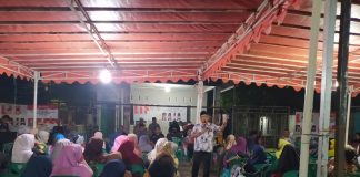 Warga Griya Hang Tuah Permai Bangkit Antusias Dukung Lis-Raja Setelah Paparan Program Unggulan Penjelasan Lis Darmansyah tentang program-program pro-rakyat yang diusungnya berhasil membangkitkan antusiasme warga. Pada akhir pidato, warga pun berkomitmen untuk mendukung pasangan nomor urut 2 pada 27 November mendatang di Perumahan Griya Hang Tuah Permai, Selasa (12/11/2024) malam. f,tim Lis-Raja