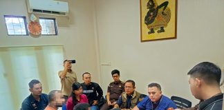 Kejati Kepri Terima Tahap II Perkara Narkotika WN India dengan Barang Bukti 106 Kilogram Sabu Kejaksaan Tinggi Kepulauan Riau (Kejati Kepri) telah menerima penyerahan tersangka dan barang bukti (Tahap II) dalam kasus narkotika dengan tersangka RM, SD, dan GV, tiga warga negara India, Selasa (12/11/2024). f, Kejati Kepri