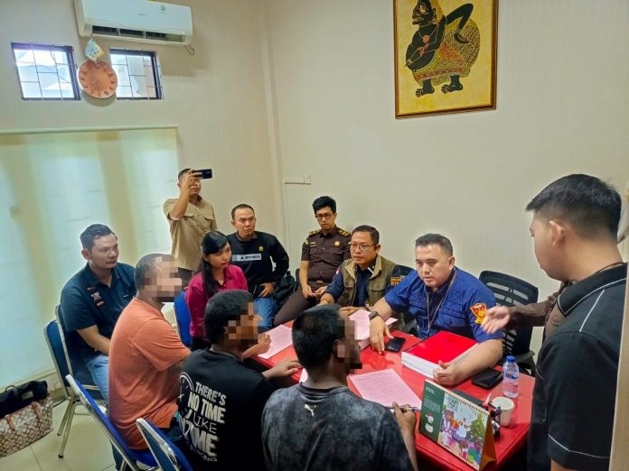 Kejaksaan Tinggi Kepulauan Riau (Kejati Kepri) telah menerima penyerahan tersangka dan barang bukti (Tahap II) dalam kasus narkotika dengan tersangka RM, SD, dan GV, tiga warga negara India, Selasa (12/11/2024). f, Kejati Kepri