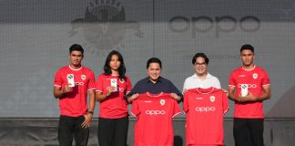 Erick Thohir Apresiasi Dukungan Sponsor untuk Kebangkitan Sepak Bola Indonesia Ketua Umum PSSI Erick Thohir foto bersama usai menyaksikan MoU antara PSSI dengan perusahaan elektronik dan seluler, Oppo sebagai Official Smartphone Partner untuk Timnas di Nusa Dua, Bali, Sabtu (23/11). F, pssi