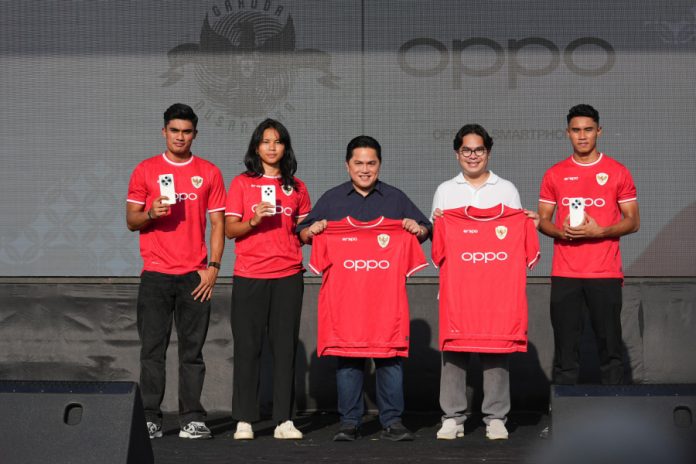 Ketua Umum PSSI Erick Thohir foto bersama usai menyaksikan MoU antara PSSI dengan perusahaan elektronik dan seluler, Oppo sebagai Official Smartphone Partner untuk Timnas di Nusa Dua, Bali, Sabtu (23/11). F, pssi