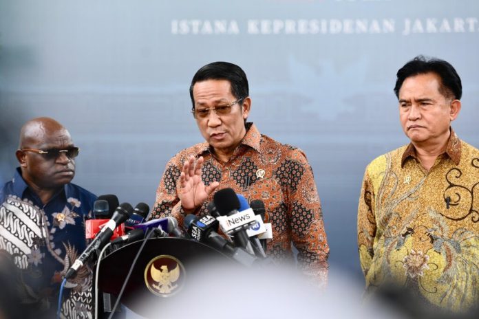 Menteri Hukum Supratman Andi Agtas  dalam keterangan pers kepada awak media usai rapat di kompleks Istana Kepresidenan Jakarta, Jumat (13/12/2024). (Foto: BPMI Setpres/ Cahyo)