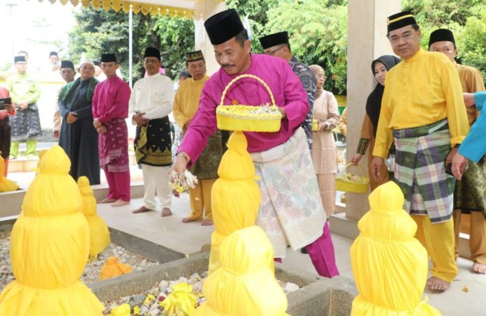 Wali Kota Batam, Muhammad Rudi, bersama Forum Koordinasi Pimpinan Daerah (Forkopimda) Kota Batam berziarah ke Makam Zuriat Nong Isa, di Nongsa, Kamis (12/12/2024) f, Pemko Batam