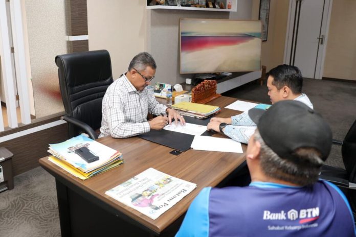 Sekretaris Daerah (Sekda) Kota Batam, Jefridin, menandatangani Akta Notaris Pelepasan Hak Lahan Prasarana, Sarana, dan Utilitas (PSU) Perumahan dari pihak pengembang kepada Pemerintah Kota Batam, di Kantor Walikota Batam, Jumat (13/12/2024). F, Pemko Batam