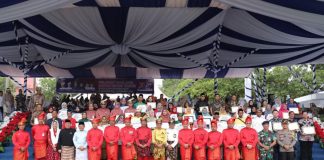 Upacara Hari Jadi Batam ke-195, Perjalanan Panjang Kota Batam Sejak Era Raja Nong Isa Sekretaris Daerah Kota Batam, Jefridin, mendampingi Wali Kota Batam, H. Muhammad Rudi, mengikuti jalannya Upacara Hari Jadi Batam ke-195, di Dataran Engku Putri, Batam Centre, Rabu (18/12/2024). F, Pemko Batam