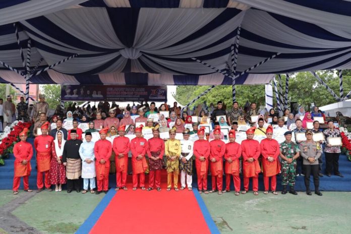 Sekretaris Daerah Kota Batam, Jefridin, mendampingi Wali Kota Batam, H. Muhammad Rudi, mengikuti jalannya Upacara Hari Jadi Batam ke-195, di Dataran Engku Putri, Batam Centre, Rabu (18/12/2024). F, Pemko Batam