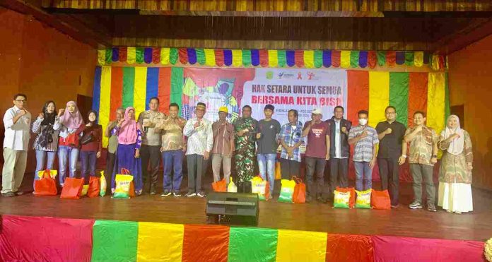 Asisten Pemerintahan dan Kesejahteraan Rakyat (Kesra) Pemerintah Kota Tanjungpinang, Tamrin Dahlan, resmi membuka rangkaian kegiatan Peringatan Hari AIDS Sedunia di Gedung Kesenian Aisyah Sulaiman, Sabtu (30/11/2024). F, Pemko Batam
