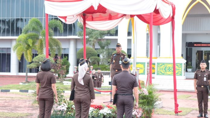 Kejaksaan Tinggi Kepulauan Riau (Kejati Kepri) menggelar upacara Peringatan Hari Ulang Tahun Korps Pegawai Republik Indonesia (KORPRI) ke-53 di lapangan Kantor Kejati Kepri, Senin (02/12/2024). F, Kejati Kepri