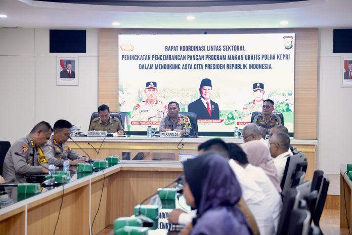 Wakapolda Kepri Brigjen. Pol. Asep Safrudin, S.I.K., M.H., memimpin rapat koordinasi Program Makan Bergizi Gratis untuk siswa Sekolah Dasar (SD) di Rupatama Polda Kepri pada Selasa (3/12/2024). F, Polda Kepri