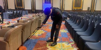 Kapolresta Tanjungpinang Pastikan Keamanan Hasil Pleno Penghitungan Suara Kepala Daerah di TCC Aston Tanjungpinang 1 regu Sat Brimob Polda Kepri melakukan sterilisasi tempat di TCC Aston Tanjungpinang, Kamis (5/12/2024). F, Polresta Tanjungpinang