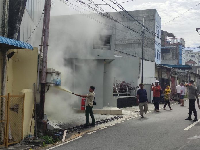 Insiden kebakaran tak terduga terjadi pada sebuah meteran PLN di Jalan Tamiang, simpang Bank BCA KCP, Kecamatan Tanjungpinang Kota, Kamis (5/12/2024) pagi. F, Polsek Tpi Kota