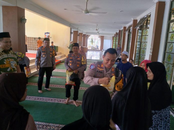 Kapolresta Tanjungpinang, Kombes Pol Budi Santosa, membagikan bantuan sosial (bansos) kepada masyarakat kurang mampu dan lansia di Masjid Agung Al-Hikmah, Jumat (6/12/2024) f, Polresta Tanjungpinang