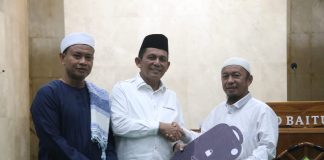 Gubernur Ansar Ahmad Serahkan Bantuan Mobil Jenazah di Masjid Nurul Hidayah Batam Gubernur Kepulauan Riau, H. Ansar Ahmad, menyerahkan bantuan operasional berupa mobil jenazah kepada masyarakat setempat di Masjid Nurul Hidayah, Kampung Tua Teluk Nipah, Punggur, pada Jumat (06/12/2024). F, diskominfo Kepri