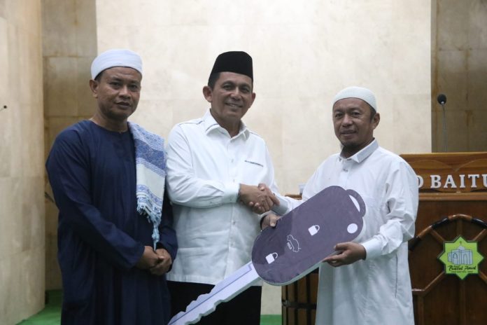 Gubernur Kepulauan Riau, H. Ansar Ahmad, menyerahkan bantuan operasional berupa mobil jenazah kepada masyarakat setempat di Masjid Nurul Hidayah, Kampung Tua Teluk Nipah, Punggur, pada Jumat (06/12/2024). F, diskominfo Kepri
