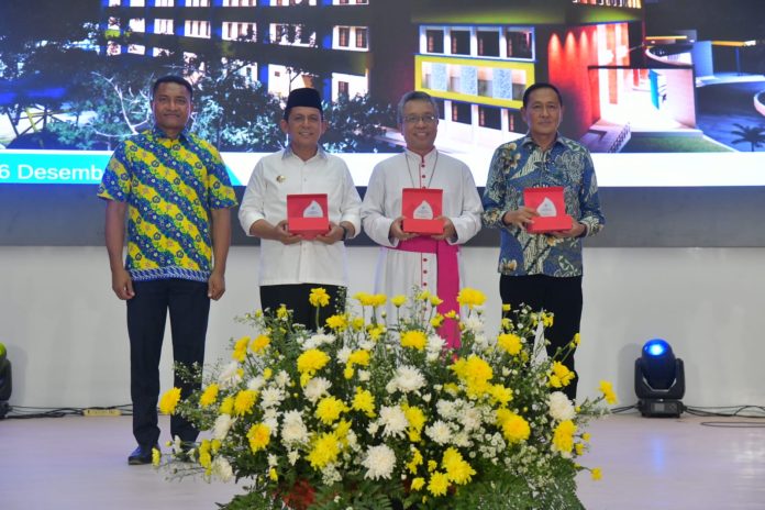 Gubernur Kepulauan Riau, H. Ansar Ahmad, menghadiri seremoni peresmian dan pemakaian gedung baru SMA Katolik Yos Sudarso, yang berada di bawah naungan Yayasan Tunas Karya. Acara tersebut berlangsung di SMA Katolik Yos Sudarso, Batam Centre, Kota Batam, Jumat (6/12). F, Diskominfo Kepri