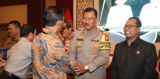 Kabid Humas Polda Kepri Kombes Pol. Zahwani Pandra Arysad Terima Penghargaan Keterbukaan Informasi Publik Kepala Bidang Hubungan Masyarakat (Kabid Humas) Polda Kepri, Kombes. Pol. Zahwani Pandra Arysad, menerima penghargaan Keterbukaan Informasi Publik dari Komisi Informasi Publik (KIP) Provinsi Kepri, pada acara yang digelar di Aula Wan Seri Beni Dompak, Kota Tanjungpinang, Senin (09/12/2024). F, Polda Kepri