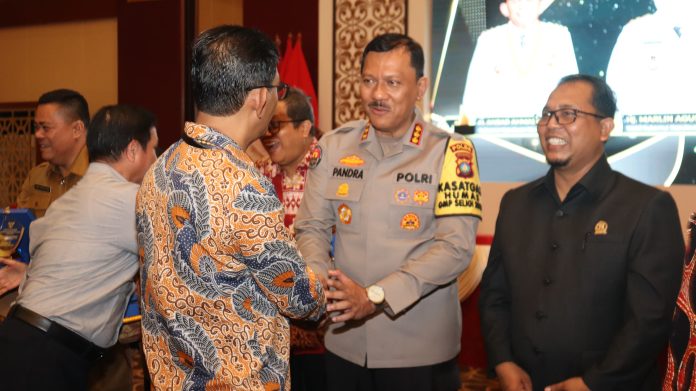 Kepala Bidang Hubungan Masyarakat (Kabid Humas) Polda Kepri, Kombes. Pol. Zahwani Pandra Arysad, menerima penghargaan Keterbukaan Informasi Publik dari Komisi Informasi Publik (KIP) Provinsi Kepri, pada acara yang digelar di Aula Wan Seri Beni Dompak, Kota Tanjungpinang, Senin (09/12/2024). F, Polda Kepri