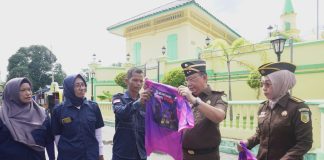 Kejaksaan Tinggi Kepri Gelar Kampanye Anti Korupsi di Pulau Penyengat Dalam rangka memperingati Hari Anti Korupsi Sedunia 2024, Kepala Kejaksaan Tinggi (Kajati) Kepulauan Riau, Teguh Subroto, S.H., M.H., bersama jajaran, menggelar Kampanye Anti Korupsi di Pulau Penyengat, Kota Tanjungpinang, pada Senin (09/12/2024). F, Kejati Kepri