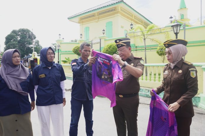 Dalam rangka memperingati Hari Anti Korupsi Sedunia 2024, Kepala Kejaksaan Tinggi (Kajati) Kepulauan Riau, Teguh Subroto, S.H., M.H., bersama jajaran, menggelar Kampanye Anti Korupsi di Pulau Penyengat, Kota Tanjungpinang, pada Senin (09/12/2024). F, Kejati Kepri