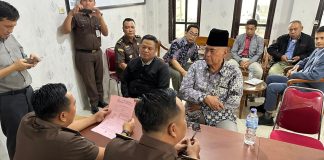 Tim JPU Kejari Indramayu Terima Penyerahan Tersangka dan Barang Bukti Kasus Yayasan dan Pencucian Uang Tim Jaksa Penuntut Umum (JPU) Kejaksaan Negeri Indramayu resmi menerima penyerahan tersangka dan barang bukti (Tahap II) dari Penyidik Direktorat Tindak Pidana Ekonomi Khusus (Dittipideksus) Bareskrim Polri atas nama tersangka ARPG di Kantor Kejaksaan Negeri Indramayu, Senin, (9/12/2024). F, Humas Kejagung