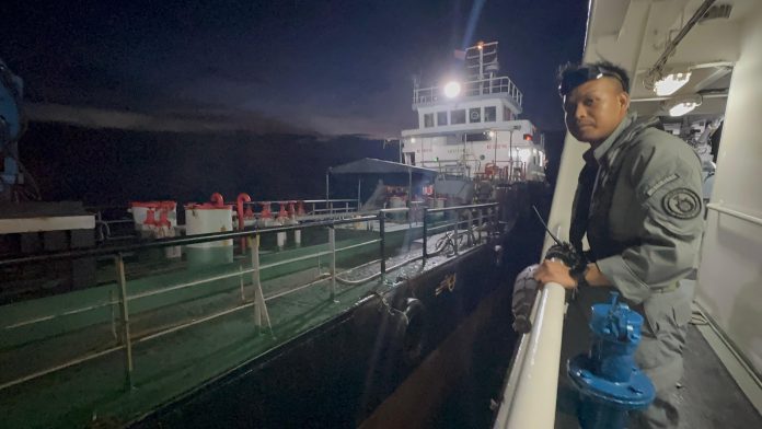 Kapal Negara (KN) Tanjung Datu-301 milik Bakamla RI berhasil menyelamatkan kapal berbendera Mongolia, MT Nautica Mersing yang hanyut akibat rantai jangkar putus dan kerusakan mesin di Perairan Tanjung Berakit, Kepri, Selasa (10/12/2024) f, Humas Bakamla RI