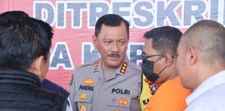 Polda Kepri Tangkap Pelaku Prostitusi Online Libatkan Anak di Bawah Umur Kabidhumas Polda Kepri Kombes. Pol. Zahwani Pandra Arsyad didampingi Dirreskrimsus Polda Kepri Kombes. Pol. Putu Yudha Prawira dalam konferensi pers di Hanggar Cakra Buana Samapta Polda Kepri. Selasa (10/12/2024). F, Polda Kepri